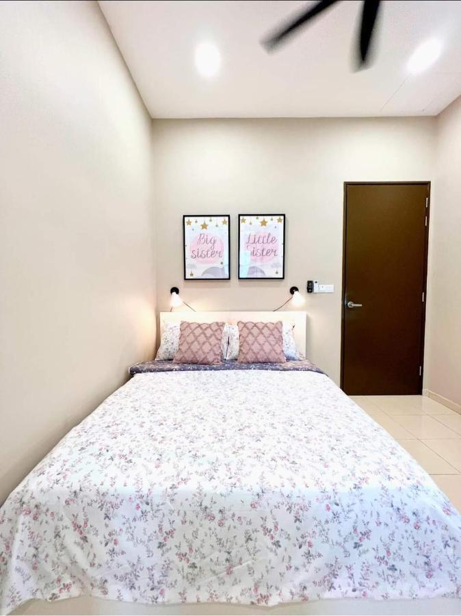 Faridz Homestay At Myra Saujana Kampong Simpang Empat Exteriör bild