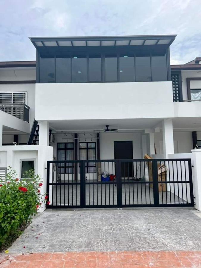Faridz Homestay At Myra Saujana Kampong Simpang Empat Exteriör bild