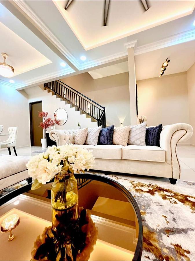Faridz Homestay At Myra Saujana Kampong Simpang Empat Exteriör bild