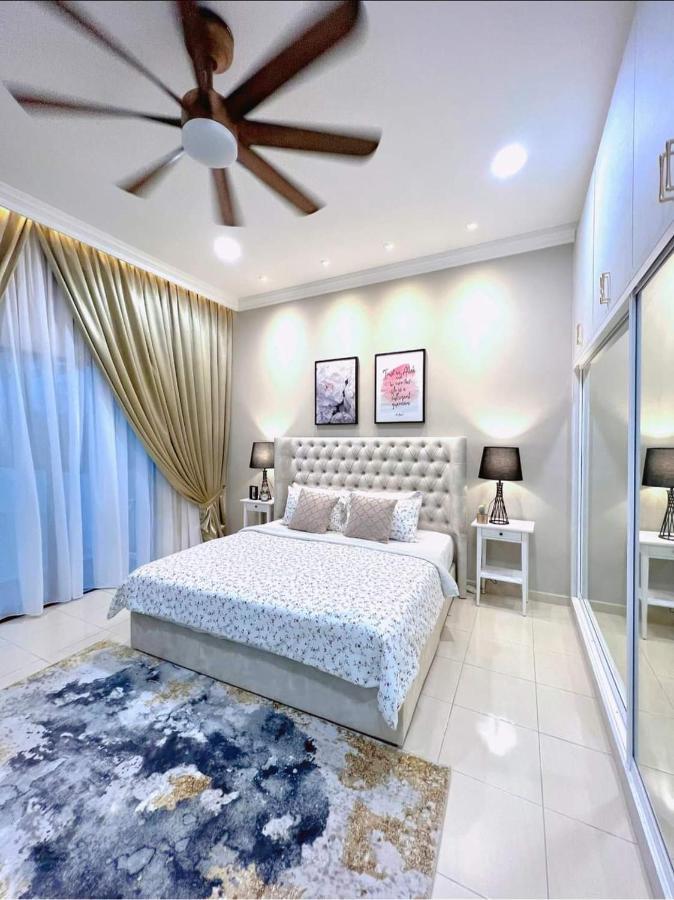 Faridz Homestay At Myra Saujana Kampong Simpang Empat Exteriör bild