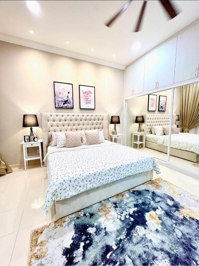 Faridz Homestay At Myra Saujana Kampong Simpang Empat Exteriör bild